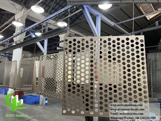 Goldfarbene Metallverkleidung aus massivem Aluminium mit Perforationsmuster