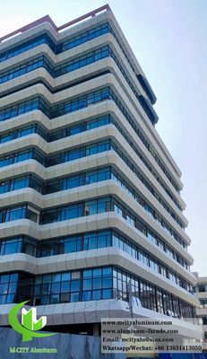 Guter Preis Anpassungsfähige PVDF-beschichtete Aluminiumwandverkleidungen mit 3 mm Dicke für Fassadensysteme Online