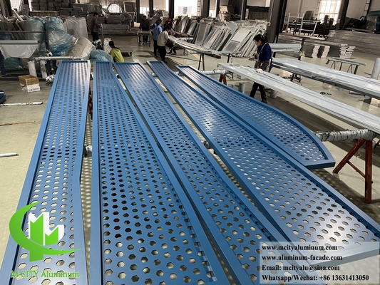 Aluminiumschirm mit perforierten Metallflossen für die Fassadendekoration