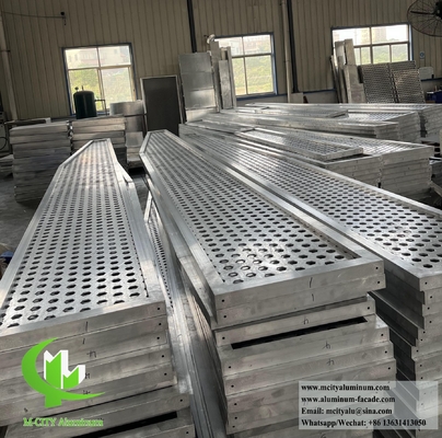 Aluminiumschirm mit perforierten Metallflossen für die Fassadendekoration