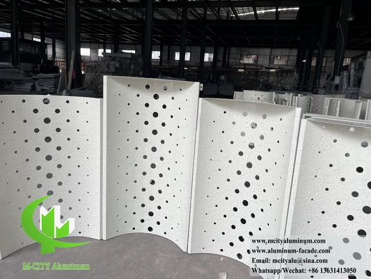 Goldfarbene Metallverkleidung aus massivem Aluminium mit Perforationsmuster