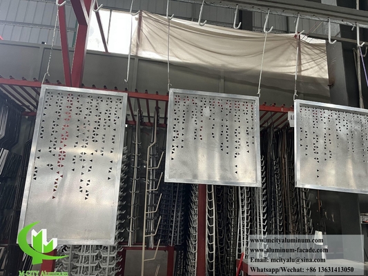 Goldfarbene Metallverkleidung aus massivem Aluminium mit Perforationsmuster