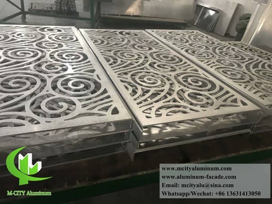 Metallkolonnen mit Lasergeschnittenem Muster
