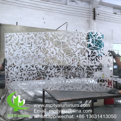 Vorhangwandfassade aus Aluminium Hohldekorationsfassade Wandverkleidung Außenbau Vorhangwandmusterfassade
