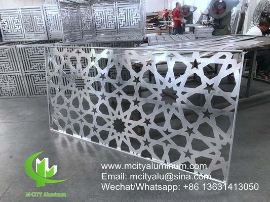 Verkleidung der Fassade mit geformten, perforierten Aluminiumplatten für Vorhangwand