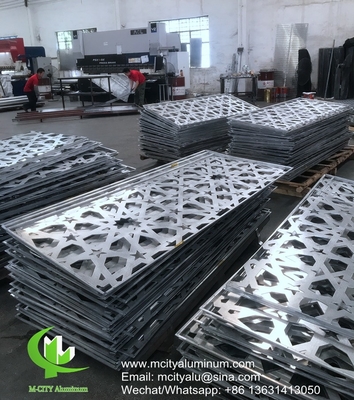 Verkleidung der Fassade mit geformten, perforierten Aluminiumplatten für Vorhangwand