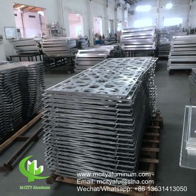 Verkleidung der Fassade mit geformten, perforierten Aluminiumplatten für Vorhangwand