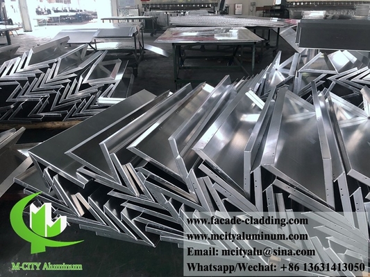 Metallplatten für die Wanddekoration von Fassaden