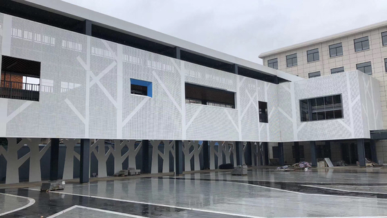 Perforierte Metallfassade, Aluminiumverkleidung in Pulverfarbe, weiß 3 mm