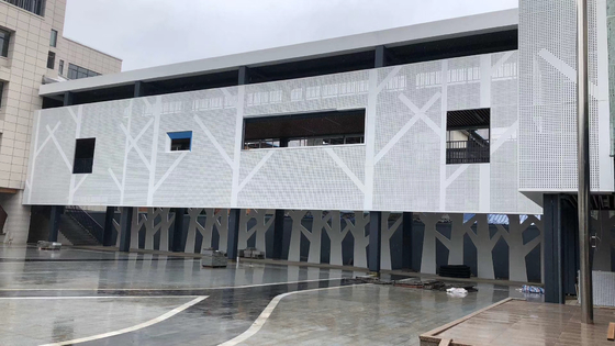Perforierte Metallfassade, Aluminiumverkleidung in Pulverfarbe, weiß 3 mm