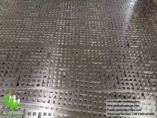 3D-Form Perforierte Metallverkleidung Aluminiumfassaden mit runden Löchern Silberfarbe für Gebäudewand