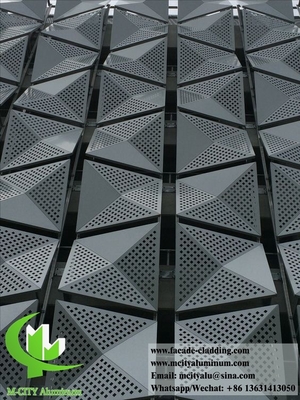 3D-Form Perforierte Metallverkleidung Aluminiumfassaden mit runden Löchern Silberfarbe für Gebäudewand