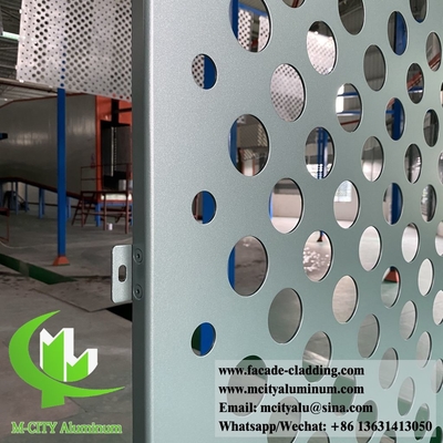 Individuelle Metallfassaden, Aluminiumplatten mit runden Löchern