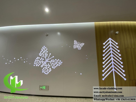 Wandverkleidung aus Massivaluminium in Holzkornfarbe zur Innenausstattung