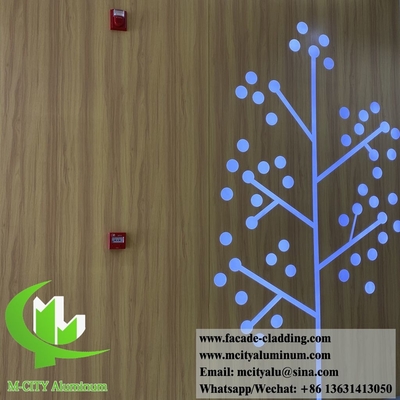 Wandverkleidung aus Massivaluminium in Holzkornfarbe zur Innenausstattung