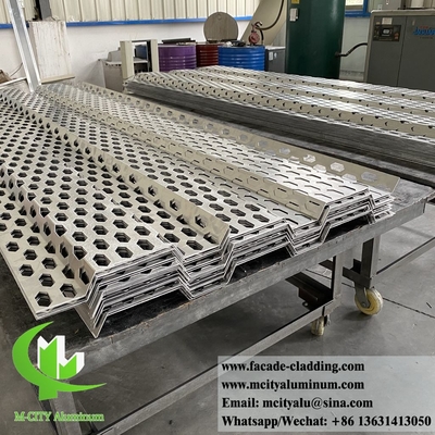 Dekorative Metallschirme für den Bau von Gartenzaun
