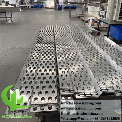 Dekorative Metallschirme für den Bau von Gartenzaun