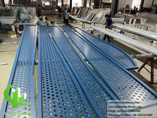 Guter Preis Pulverbeschichteter Aluminiumbildschirm mit CNC-gravierter Perforierter Aluminiumfassade in 1200x2400mm Größe Online
