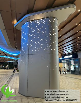 Guter Preis Pulverbeschichtete, perforierte Aluminiumkolonnenbeschichtung mit anpassbaren RAL-Farben für dekorative Metallbildschirme Online