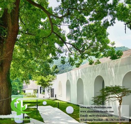 Guter Preis Pulverbeschichtete, perforierte Aluminiumfassadenplatte 1200x2400mm CNC-Gravur für Gebäudeverkleidung Online