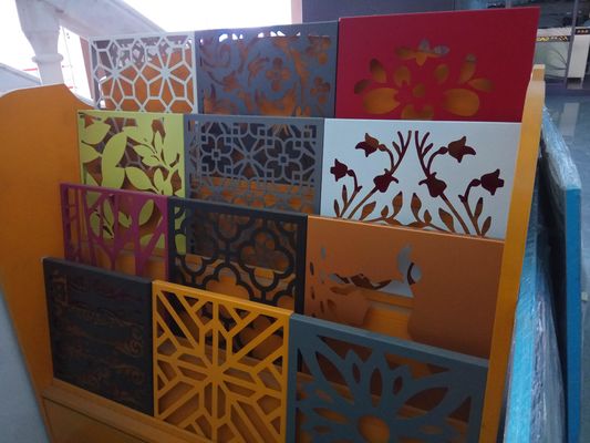 Guter Preis PVDF-beschichtete perforierte Aluminiumfolie 3 mm Dicke für anpassbare Fassadenwandverkleidung Online