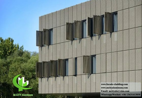 Guter Preis Pulverbeschichtete perforierte Aluminium-Siebfassadenverkleidung mit anpassbaren Designs und 3 mm Dicke Online